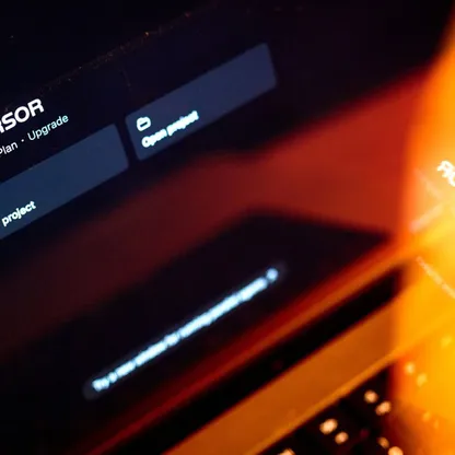 تطبيق "كيرسور" على شاشة حاسوب محمول. وافقت "سبيس إكس" (SpaceX) رسمياً على الاستحواذ على شركة "كيرسور" (Cursor) في إطار صفقة تقيّم شركة برمجة الذكاء الاصطناعي الناشئة عند 60 مليار دولار - بلومبرغ