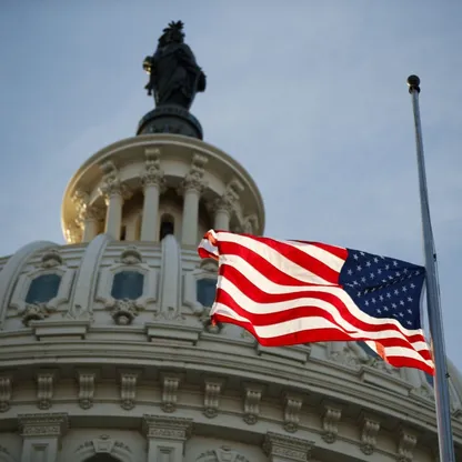 العلم الأميركي يرفرف، وفي الخلفية تظهر قبة مبنى الكابيتول مقر الكونغرس في واشنطن، الولايات المتحدة - المصدر: بلومبرغ