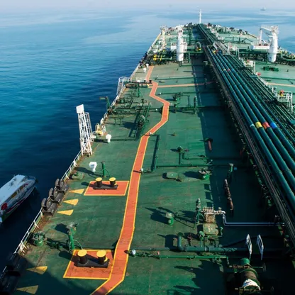 سفينة دعم تبحر إلى جانب ناقلة النفط الخام "ديفون" في الخليج العربي باتجاه محطة تصدير النفط بجزيرة خرق في 23 مارس 2018، بندر عباس، إيران (صورة أرشيفية) - المصدر: بلومبرغ