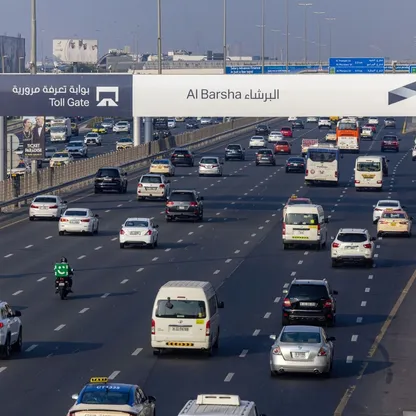 مركبات تعبر بوابة "سالك" بشارع الشيخ زايد في دبي، الإمارات العربية المتحدة - المصدر: بلومبرغ