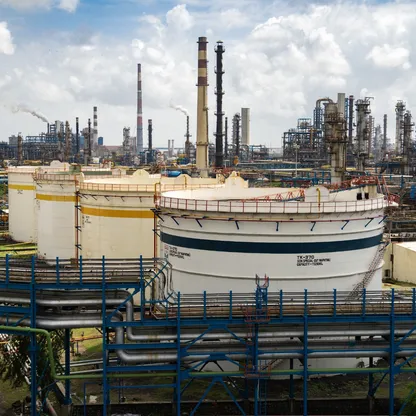 صهاريج تخزين في مصافي النفط في مومباي، الهند - بلومبرغ