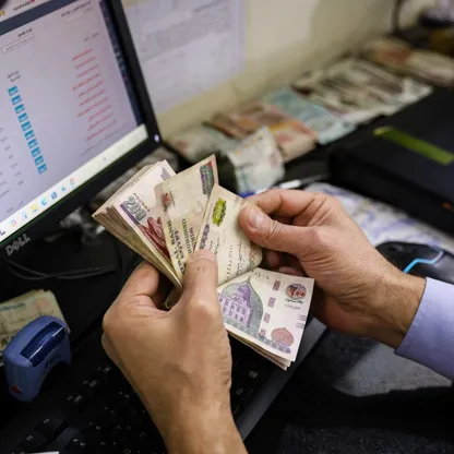 موظف يعد أوراق نقدية من عملة الجنيه المصري في أحد مكاتب صرف العملات الأجنبية في القاهرة، مصر. - بلومبرغ