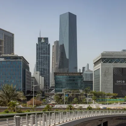 مركز دبي المالي.. الطلب المستمر من الشركات يحول العقارات المكتبية إلى مصدر ثابت للإيرادات لحكومة دبي، المالكة لمركز دبي المالي العالمي ومناطق تجارية أخرى، في وقت تباطأت فيه مبيعات المنازل، وتضرر قطاع السياحة بسبب الحرب مع إيران - بلومبرغ