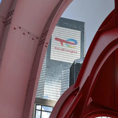 برج يضم المقر الرئيسي لـ"توتال إنرجيز" في باريس، فرنسا. شركة النفط الفرنسية العملاقة تشتري 30 شحنة من الشرق الأوسط في فبراير، بواقع نحو 500 ألف برميل لكل منها، عبر منصة "إس آند بي غلوبال إنرجي" - بلومبرغ