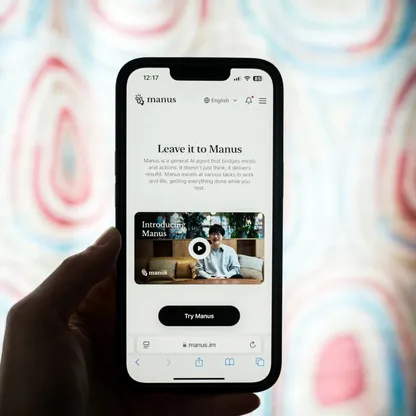 الموقع الإلكتروني لوكيل "مانوس" للذكاء الاصطناعي (Manus AI agent) كما يظهر على شاشة هاتف محمول - بلومبرغ