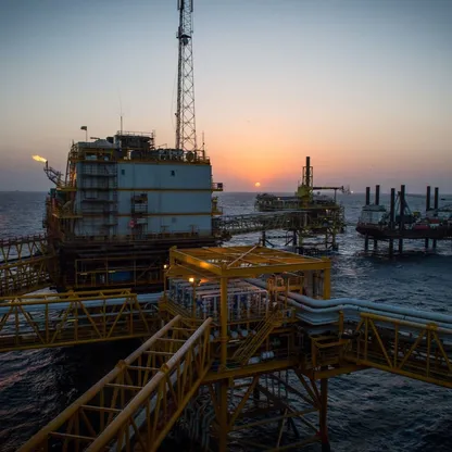 منصة نفطية بحرية في حقل نفط سلمان، تديرها شركة النفط البحرية الإيرانية الوطنية، بالقرب من جزيرة لافان في الخليج العربي (أرشيفية). الحرب في إيران تزيد حالة الضبابية وتفرض ثلاثة سيناريوهات للنفط والاقتصاد. - المصدر: بلومبرغ