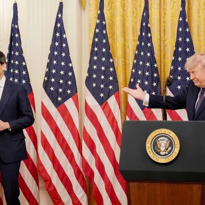 الرئيس الأميركي دونالد ترامب وكيفن وارش، رئيس مجلس الاحتياطي الفيدرالي الأميركي، خلال مراسم أداء اليمين الدستورية في القاعة الشرقية بالبيت الأبيض في واشنطن العاصمة، الولايات المتحدة، 22 مايو 2026 - بلومبرغ