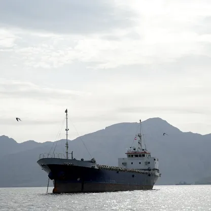 سفينة في مضيق هرمز قبالة سواحل محافظة مسندم العُمانية، 12 أبريل 2026. حاولت 3 سفن عبور مضيق هرمز يوم الثلاثاء 21 أبريل 2026 وسط حصارين أميركي وإيراني للممر الحيوي - رويترز 