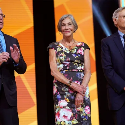 روب وأليس وجيم والتون خلال اجتماع المساهمين السنوي لشركة "ولمارت" في عام 2018 في فايتفيل، ولاية أركنساس، الولايات المتحدة - المصدر: بلومبرغ