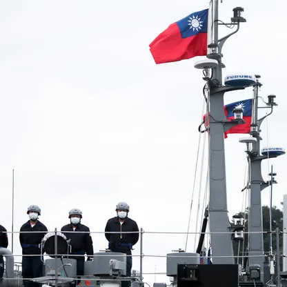 جنود تايوانيون يقفون على متن سفينة حربية يرفرف عليها علم تايوان - بلومبرغ