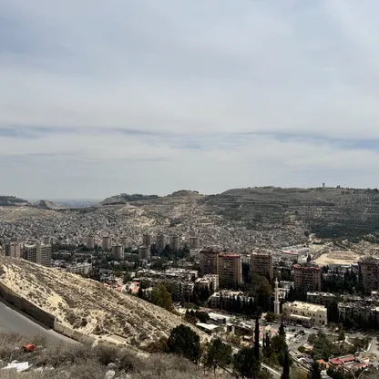 منطقة دمر ووسط مدينة دمشق يظهر في الأفق، دمشق، سوريا - الشرق