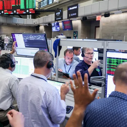 متداولون في قاعة بورصة الأوراق المالية الأمريكية (AMEX) في بورصة نيويورك (NYSE) في نيويورك، الولايات المتحدة، 5 يونيو 2026 - بلومبرغ