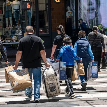 أشخاص يحملون حقائب تسوق. - المصدر: بلومبرغ