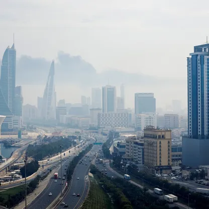 دخان يتصاعد فوق العاصمة المنامة، في أعقاب غارة جوية إيرانية بطائرة مسيرة استهدفت منشأة تخزين الوقود في مطار البحرين الدولي، وسط الحرب الأميركية الإسرائيلية على إيران، في المحرق، المنامة، البحرين، 12 مارس 2026 - رويترز 