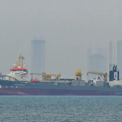 سفينة تجارية ترسو قبالة سواحل دولة الإمارات العربية المتحدة بسبب اضطرابات ملاحية في مضيق هرمز بتاريخ 2 مارس 2026. استهداف الناقلات في مضيق هرمز يعمّق خسائر قطاع الشحن البحري بمنطقة الشرق الأوسط. - بلومبرغ