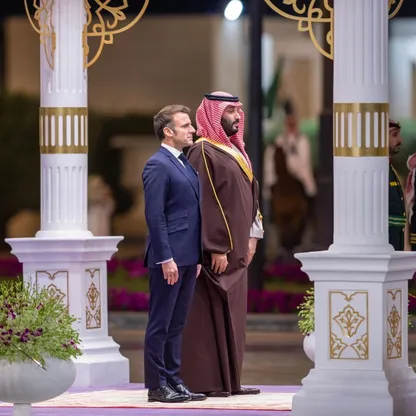 ولي العهد السعودي الأمير محمد بن سلمان خلال مراسم استقبال الرئيس الفرنسي إيمانويل ماكرون بقصر اليمامة في الرياض، المملكة العربية السعودية، 2 ديسمبر 2024 - وكالة الأنباء السعودية