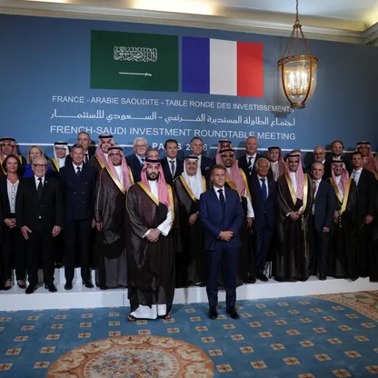 وولي العهد السعودي الأمير محمد بن سلمان والرئيس الفرنسي إيمانويل ماكرون يتقدمان المشاركين في اجتماع الطاولة المستديرة حول الاستثمار، باريس، فرنسا، 24 أغسطس 2026 - رويترز 