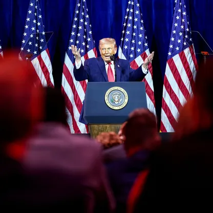 الرئيس الأميركي دونالد ترمب يلقي كلمة أمام أعضاء الحزب الجمهوري في مجلس النواب خلال مؤتمرهم السنوي، في مركز كينيدي، الذي أعاد مجلس الإدارة المعيَّن من قبل ترمب تسميته إلى مركز ترمب-كينيدي، في واشنطن العاصمة، الولايات المتحدة، في 6 يناير 2026 - رويترز 