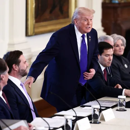 الرئيس الأميركي دونالد ترمب يصل إلى القاعة الشرقية بالبيت الأبيض لحضور اجتماع مع مسؤولين تنفيذيين في قطاع النفط. 9 يناير 2026 - بلومبرغ