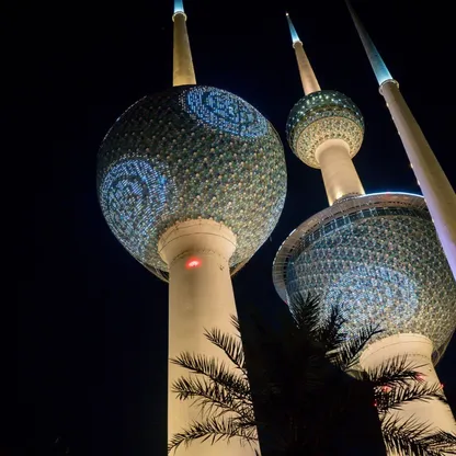 أضواء تضيء أبراج الكويت ليلاً في العاصمة الكويت - المصدر: بلومبرغ