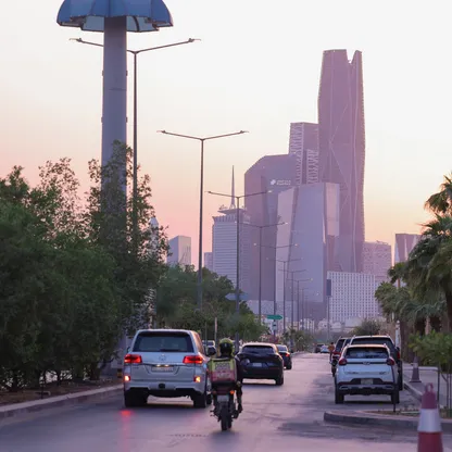 حركة مرور أمام مركز الملك عبد الله المالي في الرياض، المملكة العربية السعودية.. صندوق الاستثمارات العامة يوسع رهانه على السندات الخليجية عبر "بيمكو". - بلومبرغ
