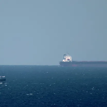 ناقلة نفط تُبحر نحو مضيق هرمز قبالة سواحل خصب في سلطنة عُمان - بلومبرغ