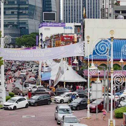 حركة المركبات بمنطقة بريكفيلدز في كوالالمبور، ماليزيا، يوم السبت 19 أكتوبر 2024. تواجه الاقتصادات الآسيوية تبعات كبيرة بعد قفزة النفط فوق 100 دولار للبرميل - بلومبرغ