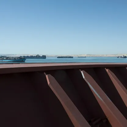 سفن شحن تجاري في البحيرة المُرة الكبرى خلال عبورها قناة السويس في 2013 - بلومبرغ