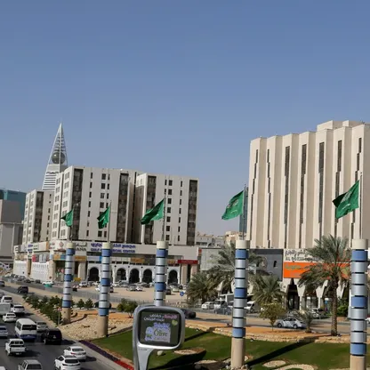 سيارات تتحرك على إحدى الطرق في الرياض، المملكة العربية السعودية - رويترز 