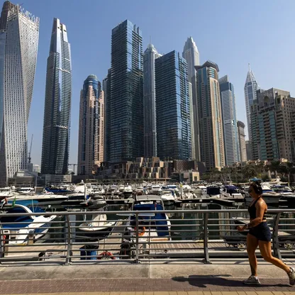 قوارب راسية أمام ناطحات سحاب سكنية وتجارية في منطقة مرسى دبي (دبي مارينا)، الإمارات العربية المتحدة - المصدر: بلومبرغ