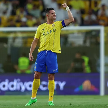 رونالدو يحتفل بأحد أهدافه الثلاثة في فوز النصر على الوحدة 6-0 ببطولة الدوري السعودي، يوم 4 مايو 2024 - المصدر: بلومبرغ