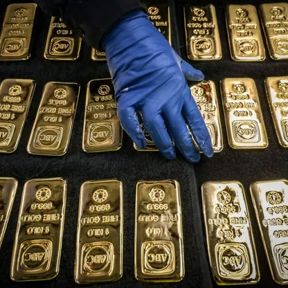 سبائك من الذهب الخالص. ارتفع سعر الذهب بشكل طفيف بعد تقرير لموقع "أكسيوس" أفاد بأن إيران والولايات المتحدة توصلتا إلى اتفاق لتمديد الهدنة - المصدر: بلومبرغ