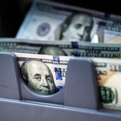 أوراق نقد أميركية من فئة 100 دولار في جهاز لعد النقود - المصدر: بلومبرغ