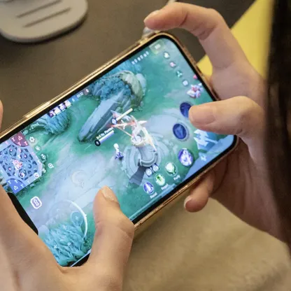 شخص يلعب موبايل ليجندز التي تطورها شركة مونتون المتخصصة في ألعاب الهواتف المحمولة متعددة اللاعبين - بلومبرغ