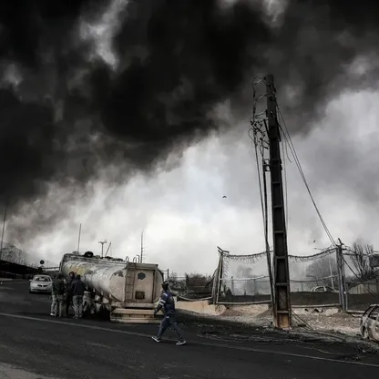 تصاعد الدخان فوق المركبات المدمرة عقب غارة جوية ليلية استهدفت مصفاة نفط شهران شمال غرب طهران في 8 مارس 2026 - بلومبرغ