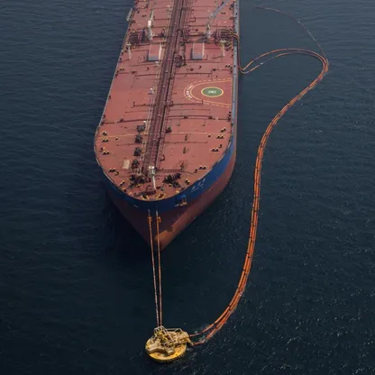 أنابيب تضخ النفط الخام إلى الناقلة "شين رون يانغ" التي تديرها شركة  "كوسكو القابضة للشحن"، بالقرب من مصفاة نفط رأس تنورة التابعة لشركة أرامكو السعودية، في رأس تنورة، المملكة العربية السعودية - المصدر: بلومبرغ