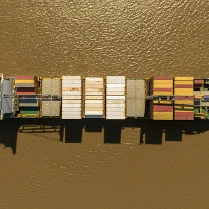 سفينة شحن كبيرة تصل من الصين محملة بمئات الحاويات التي تضم بضائع مستوردة إلى ميناء روساريو في روساريو بالأرجنتين، بتاريخ 17 ديسمبر 2025. - بلومبرغ