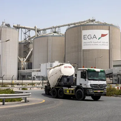 شاحنة تمر بجانب الصوامع في مصنع الإمارات العالمية للألمنيوم في الطويلة بأبوظبي، الإمارات العربية المتحدة. - بلومبرغ