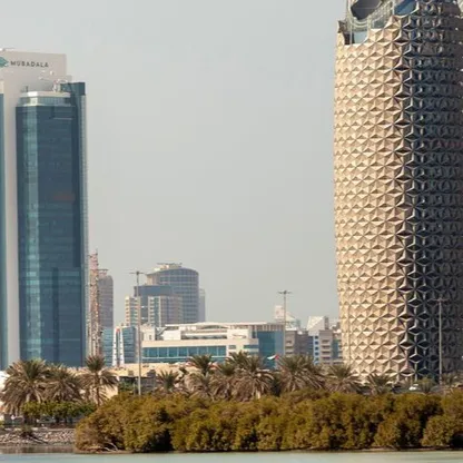 أبراج البحر (يمين) ومبنى شركة مبادلة للاستثمار (يسار) في مدينة أبوظبي، الإمارات العربية المتحدة (صورة أرشيفية) - المصدر: بلومبرغ