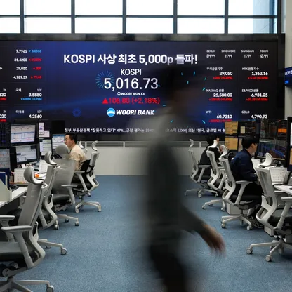 أشخاص ينظرون إلى شاشات التداول ببورصة تايوان في تايبيه - بلومبرغ