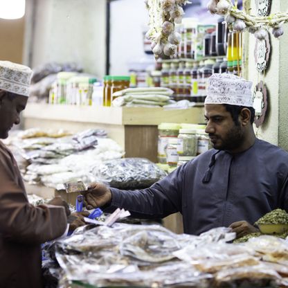 عُمان تُنهي العمل بقرار إغلاق الأنشطة التجارية ومنع الحركة للأفراد والمركبات