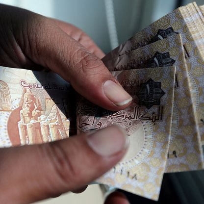 ماذا سيحدث إذا خفّضت مصر قيمة الجنيه في سبتمبر المقبل؟