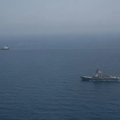المدمرة الأميركية "يو إس إس بينفولد" (DDG 65) أثناء اعتراض الناقلة "إم/في سيفان" (M/V Sevan) في بحر العرب ومرافقتها أثناء العودة إلى إيران، 25 أبريل 2026 - المصدر: "القيادة المركزية الأميركية" - منصة "X"