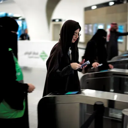 سيدات يدخلن من بوابات العبور إلى إلى مترو الرياض في محطة مترو مركز الملك عبدالله المالي في الرياض، المملكة العربية السعودية، 28 يناير 2025. - رويترز 