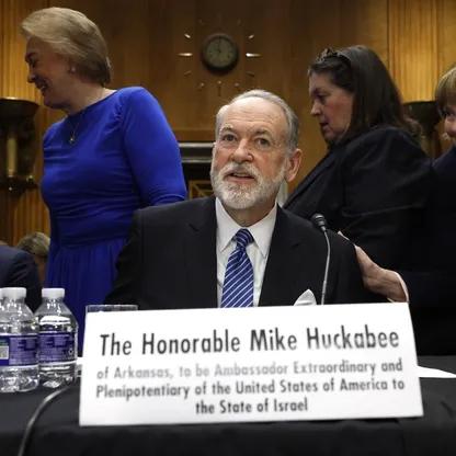 مايك هاكابي، السفير الأميركي لدى إسرائيل. تزايد التعيينات السياسية وترك مناصب دبلوماسية شاغرة يثيران مخاوف بشأن تراجع كفاءة الدبلوماسية الأميركية - بلومبرغ