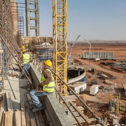 عمال بأحد مواقع البناء في العاصمة الإدارية الجديدة في مصر - المصدر: بلومبرغ