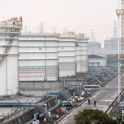 خزانات النفط في منشأة تابعة لشركة "تشاينا بتروليوم آند كيميكال كورب" قرب مدينة نينغبو، الصين. تواصل مصافي التكرير الصينية شراء شحنات نفط روسي أحجمت عنها الهند، وذلك خلال أول 18 يوماً من فبراير 2026 - بلومبرغ