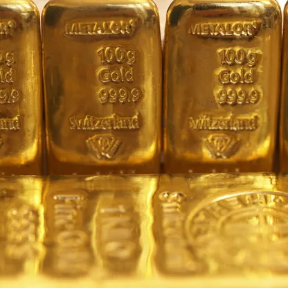 سبائك ذهبية وزن 100 غرام. ارتفع سعر الذهب فوق 4400 دولار مجدداً قبل بيانات التضخم الأميركية. - المصدر: بلومبرغ