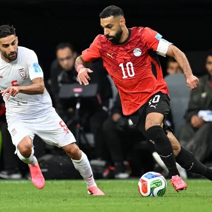لاعب المنتخب المصري محمد صلاح ويلاحقه اللاعب الإيراني ميلاد محمدي في المباراة التي جرت بين البلدين في كأس العالم لكرة القدم 2026، سياتل، واشنطن، الولايات المتحدة الأميركية (26 يونيو 2026) - رويترز 