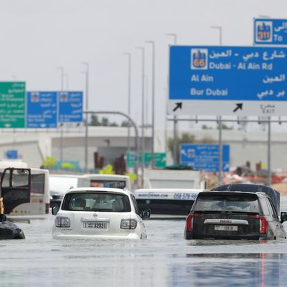 الأمطار الغزيرة تغمر منازل في دبي وتعلق حركة الطيران